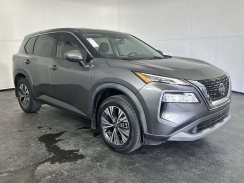 Used 2021 Nissan Rogue SV image 2