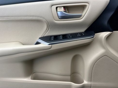 Used 2016 Toyota Camry XLE w/ Moonroof Package image 10