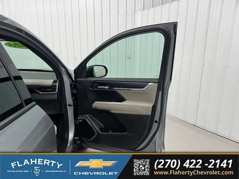 Used 2026 GMC Acadia Elevation w/ Elevation Premium Package FWD image 14