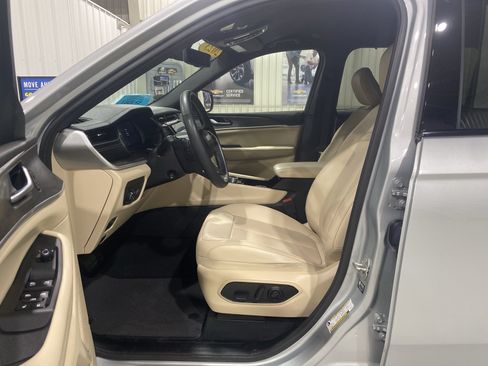 Used 2023 Jeep Grand Cherokee L Limited w/ Luxury Tech Group II AWD/4WD image 2