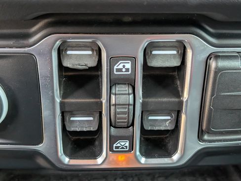 Used 2024 Jeep Wrangler Unlimited Sahara AWD/4WD image 19