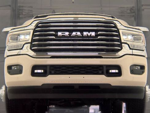 Used 2019 RAM 3500 Limited w/ Max Tow Package AWD/4WD image 3