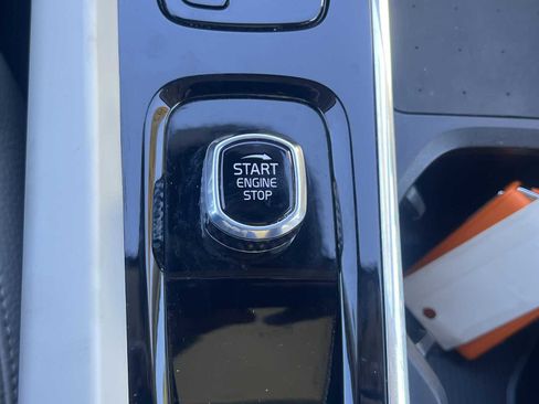 Used 2022 Volvo XC60 B5 Momentum w/ Advanced Package image 8