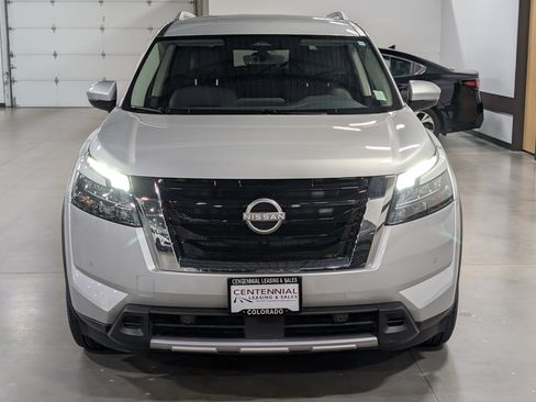 Used 2025 Nissan Pathfinder SL AWD/4WD image 2