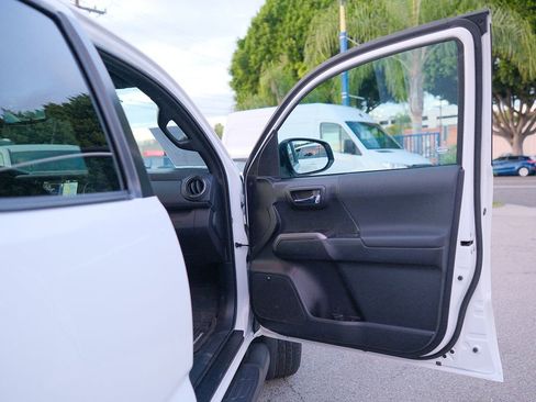 Used 2020 Toyota Tacoma TRD Sport image 32