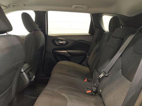 Used 2019 Jeep Cherokee Latitude w/ Cold Weather Group AWD/4WD image 18