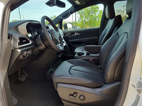 New 2027 Chrysler Pacifica Select AWD/4WD image 7