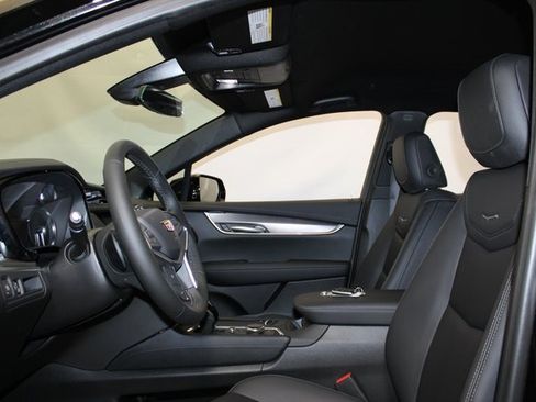 New 2025 Cadillac XT5 Luxury image 6