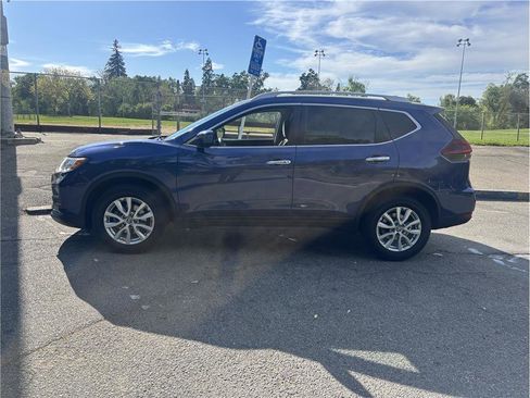 Used 2020 Nissan Rogue SV image 2