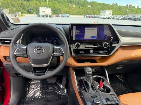 Certified 2024 Toyota Highlander Platinum AWD/4WD image 14