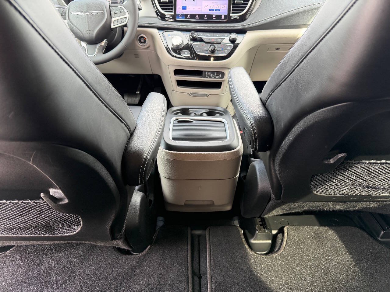 Used 2023 Chrysler Pacifica Touring-L AWD/4WD image 17