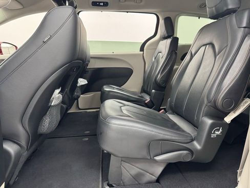 Used 2018 Chrysler Pacifica Touring-L w/ Advanced Safetytec Group image 35