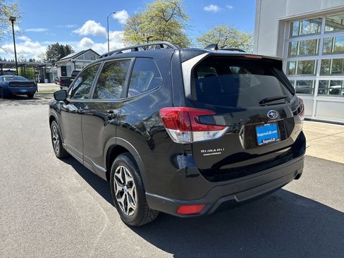 Used 2023 Subaru Forester Premium image 3