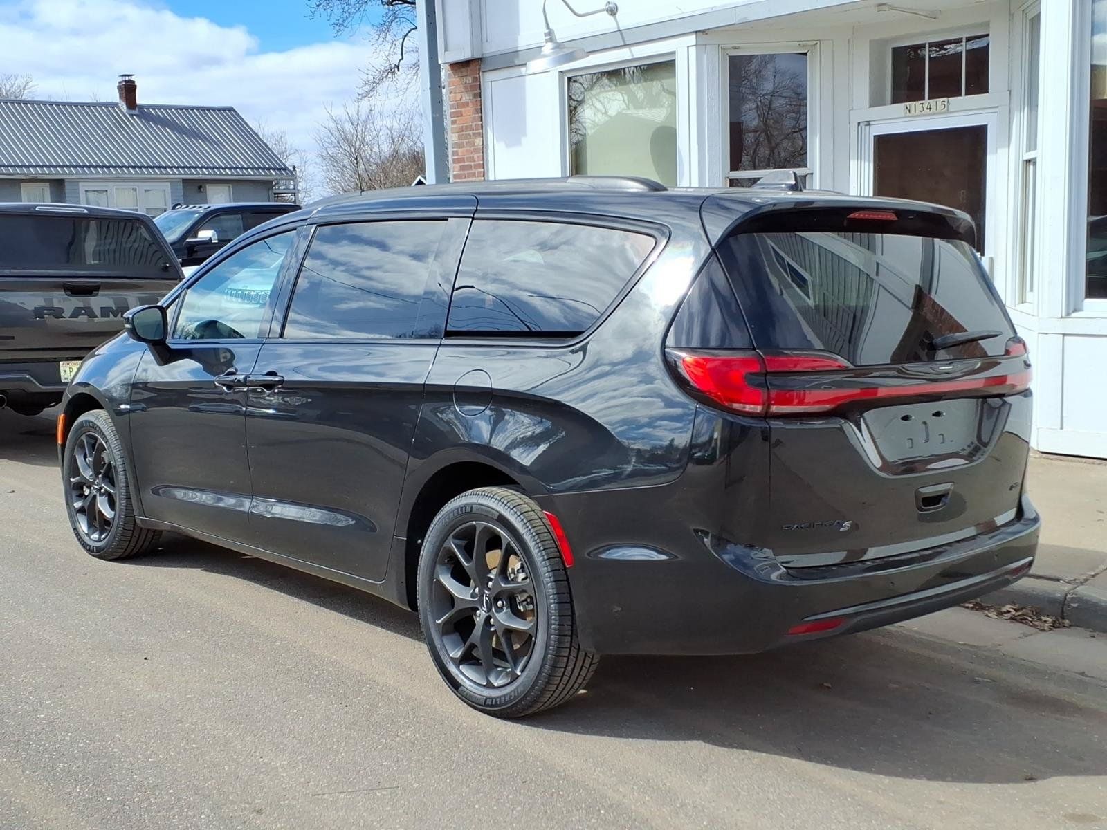 Used 2023 Chrysler Pacifica Touring-L w/ S Appearance Package AWD/4WD image 8