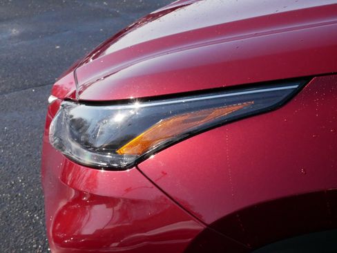 Used 2024 Toyota Highlander LE image 16