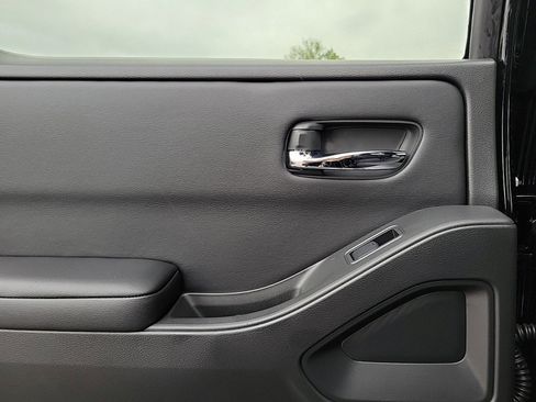 Used 2025 Nissan Frontier SV w/ Tow Package image 12