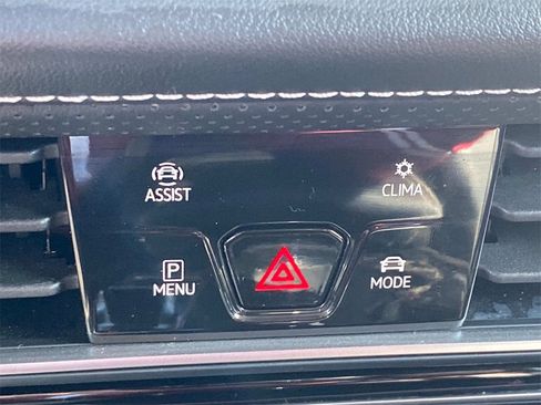 Used 2024 Volkswagen Atlas SE image 32