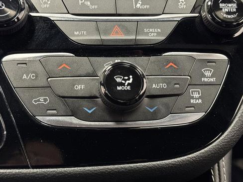 Used 2025 Chrysler Pacifica Limited FWD image 20