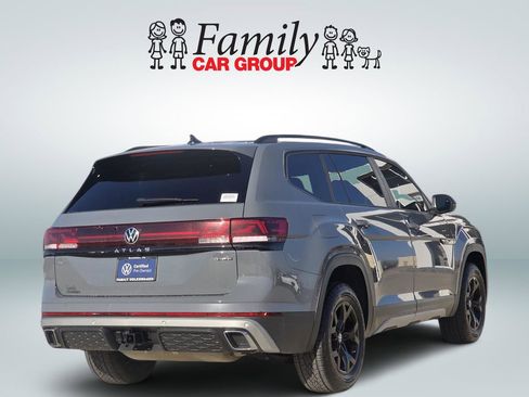 Used 2025 Volkswagen Atlas Peak Edition SE AWD/4WD image 4