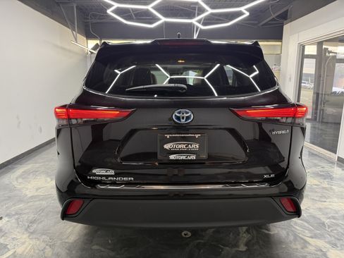 Used 2021 Toyota Highlander XLE AWD/4WD image 4