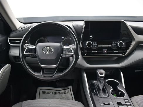 Used 2023 Toyota Highlander LE AWD/4WD image 17