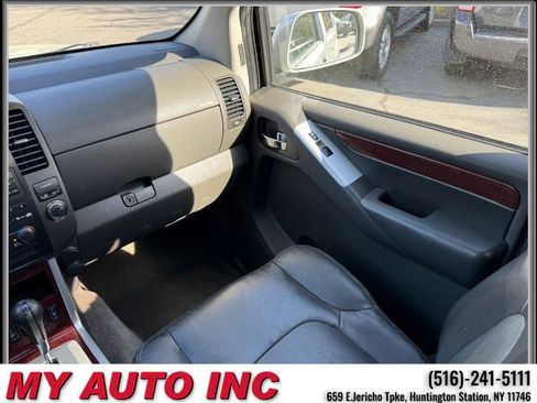 Used 2011 Nissan Pathfinder LE w/ Navigation Pkg image 14
