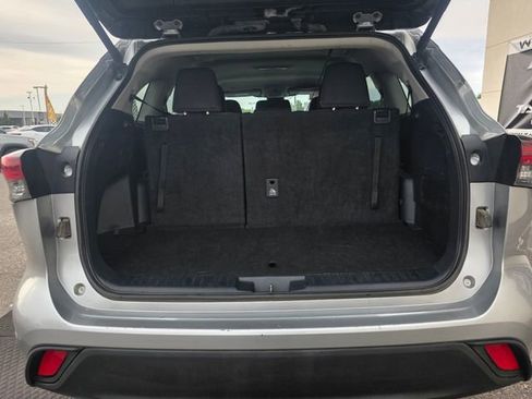 Used 2024 Toyota Highlander LE AWD/4WD image 31