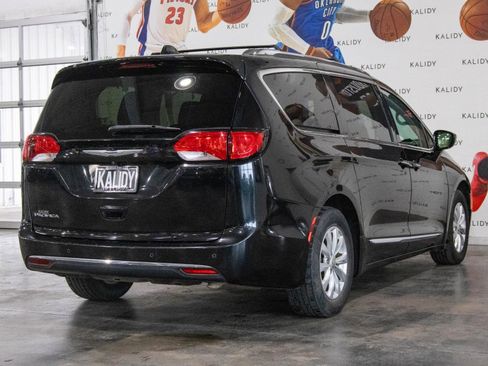 Used 2019 Chrysler Pacifica Touring-L image 25
