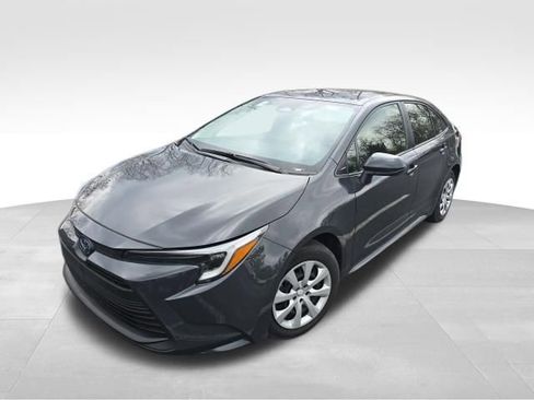 Used 2024 Toyota Corolla LE image 2