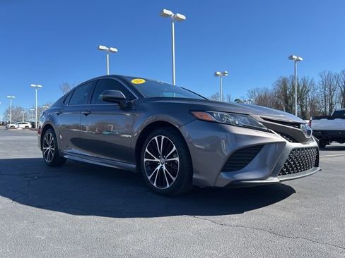 Used 2020 Toyota Camry SE image 3