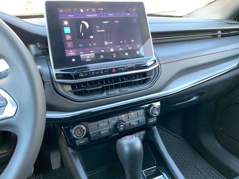 Used 2025 Jeep Compass Trailhawk image 18