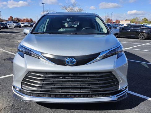 Used 2024 Toyota Sienna XLE w/ XLE Plus Package image 2