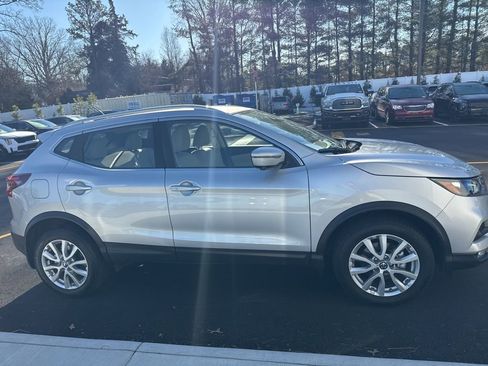 Used 2022 Nissan Rogue Sport SV w/ Technology Package image 2