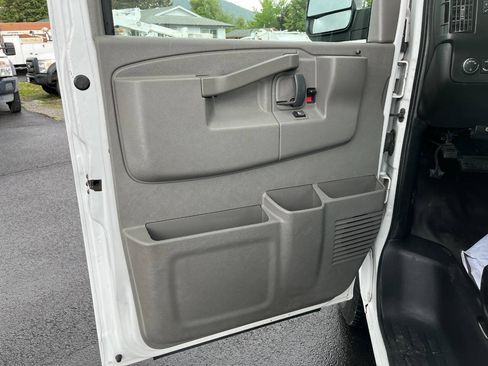 Used 2018 Chevrolet Express 2500 w/ Driver Convenience Package RWD image 9