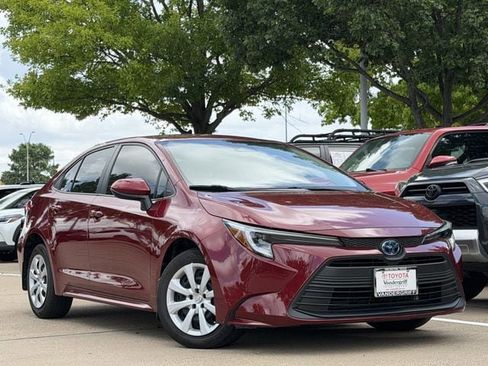 Used 2025 Toyota Corolla LE FWD image 2