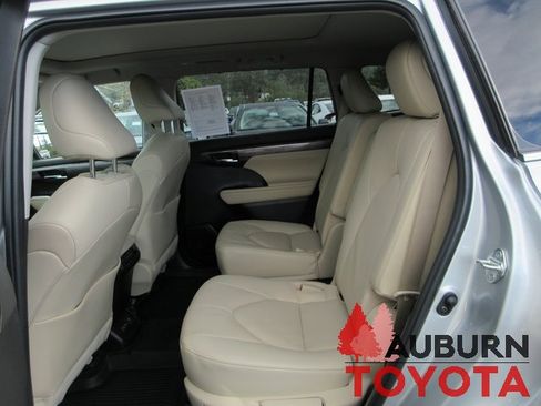 Used 2023 Toyota Highlander Platinum image 25