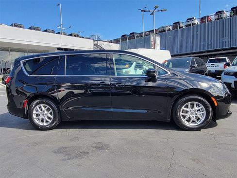 Used 2024 Chrysler Voyager LX image 30