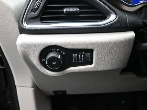 Used 2019 Chrysler Pacifica Touring-L Plus w/ Advanced Safetytec Group FWD image 16