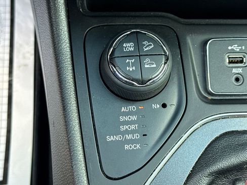 Used 2020 Jeep Cherokee Trailhawk w/ Cold Weather Group AWD/4WD image 47