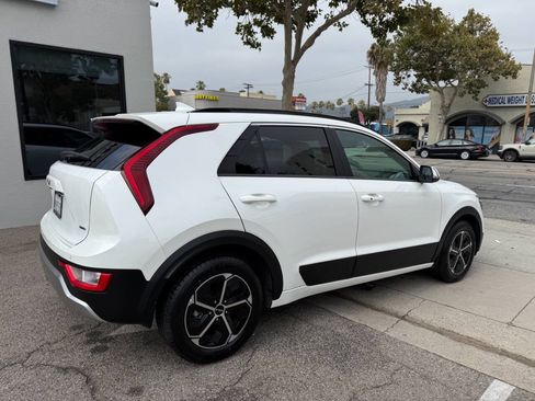 Used 2024 Kia Niro EX FWD image 8
