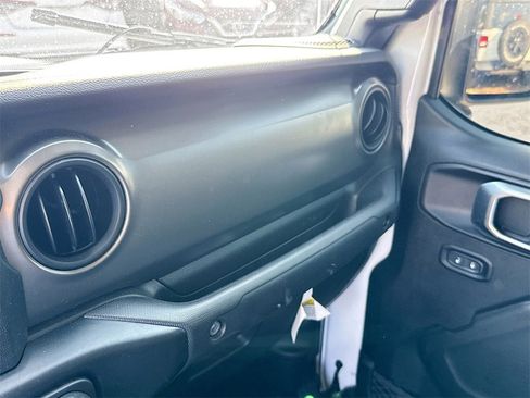 Used 2022 Jeep Gladiator Willys image 17