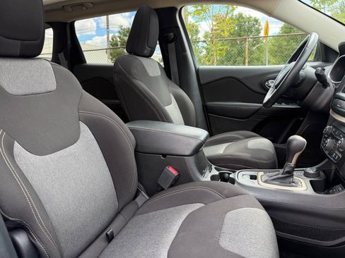Used 2014 Jeep Cherokee Latitude w/ Comfort/Convenience Group AWD/4WD image 9