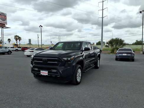 Used 2025 Toyota Tacoma SR5 AWD/4WD image 4