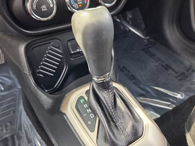 Used 2016 Jeep Renegade Latitude FWD image 26