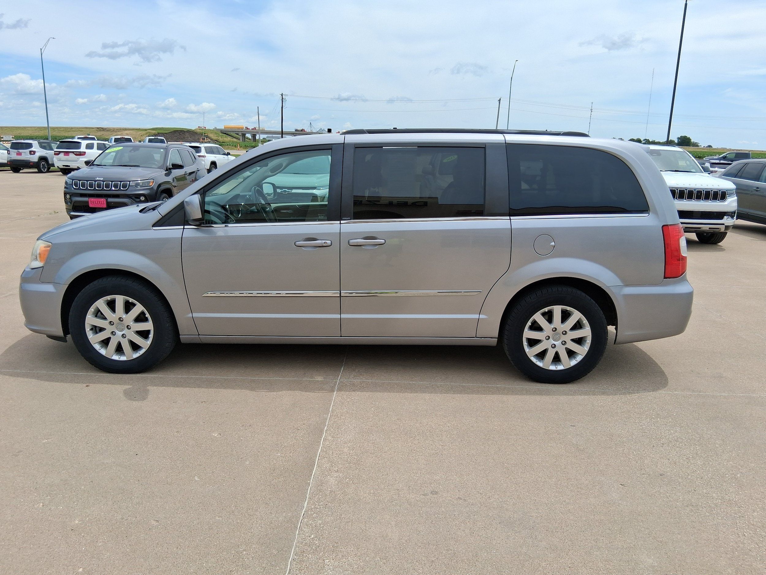 Used 2013 Chrysler Town & Country Touring FWD image 5