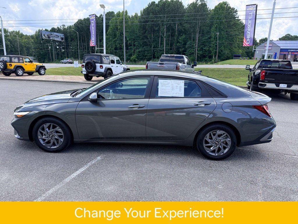 Used 2024 Hyundai Elantra SEL FWD image 3