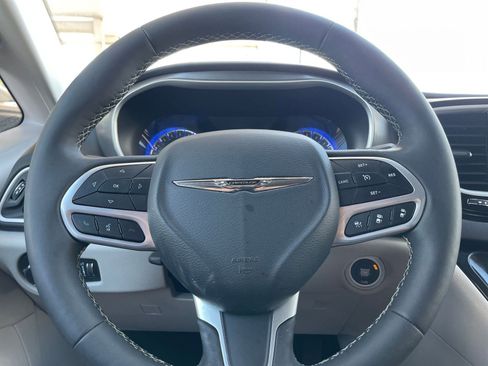 Used 2024 Chrysler Pacifica Touring-L image 27