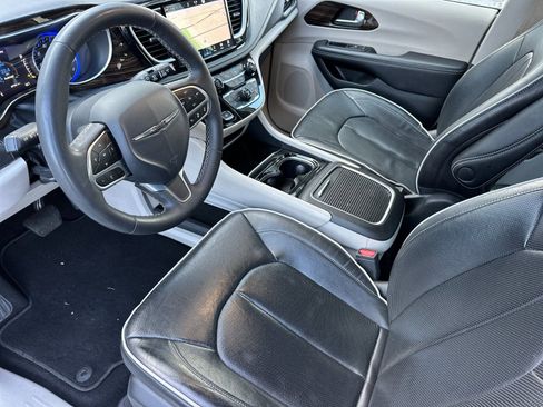 Used 2023 Chrysler Pacifica Limited image 9