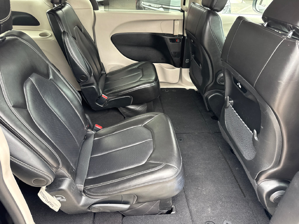 Used 2023 Chrysler Pacifica Touring-L FWD image 16