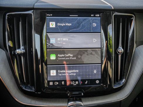 Used 2025 Volvo XC60 B5 Plus image 23